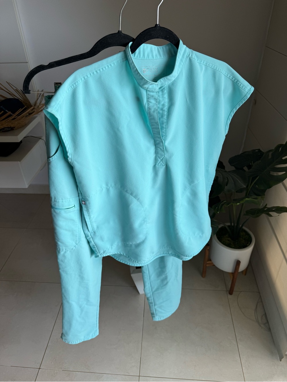 Figs Mint Blue Scrub Set, XS Rafaela Top & S Yola Pants